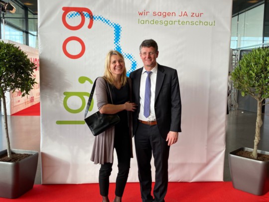 Baubürgermeister Oliver Martini unterstützt die Bewerbung mit einem Foto. Bild: Stadt Offenburg Fotoaktion zur Landesgartenschaubewerbung Offenburgs