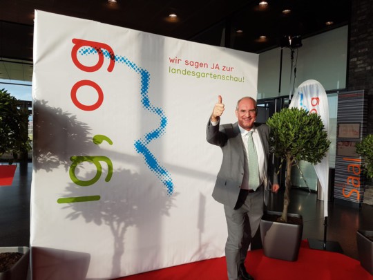 Dr. Roland Müller (Stadtrat FDP) unterstützt die Landesgartenschaubewerbung. Foto: Stadt Offenburg Fotoaktion zur Landesgartenschaubewerbung Offenburgs