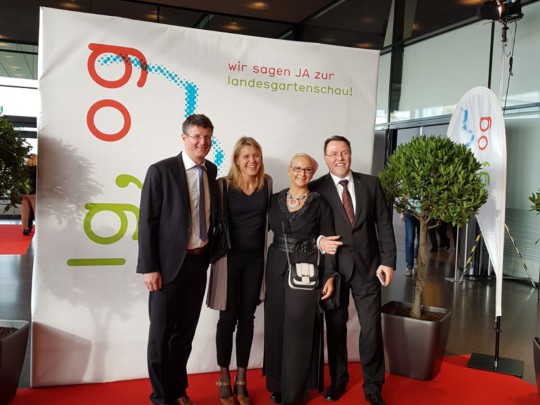 Baubürgermeister Oliver Martini und Bürgermeister Hans-Peter Kopp sagen gemeinsam JA zur Landesgartenschaubewerbung. Foto: Stadt Offenburg Fotoaktion zur Landesgartenschaubewerbung Offenburgs