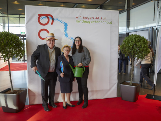 Auch Ingrid Fuchs (Stadträtin CDU, mitte) hofft gemeinsam mit Werner Maier (Ortsvorsteher Griesheim) auf den Zuschlag. Foto: Michael Bode Fotoaktion zur Landesgartenschaubewerbung Offenburgs