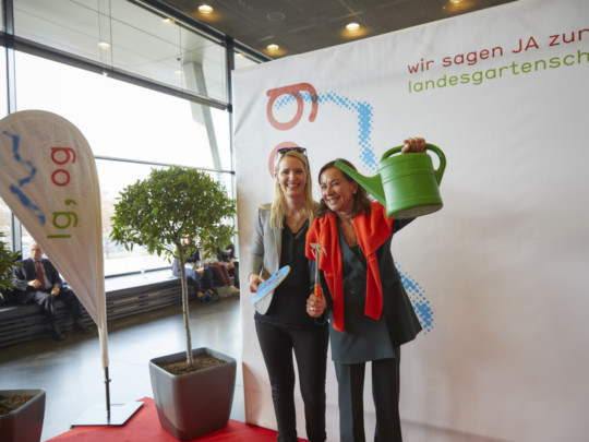 Auch Andrea Braun (Standesamt, l.) sagt mit ihrem Foto JA zur Landesgartenschaubewerbung. Foto: Michael Bode Fotoaktion zur Landesgartenschaubewerbung Offenburgs