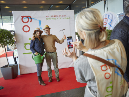 Zahlreiche Personen sagen mit ihrem Foto JA zur Landesgartenschaubewerbung. Foto: Michael Bode Fotoaktion zur Landesgartenschaubewerbung Offenburgs
