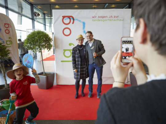Zahlreiche Personen sagen mit ihrem Foto JA zur Landesgartenschaubewerbung. Foto: Michael Bode Fotoaktion zur Landesgartenschaubewerbung Offenburgs