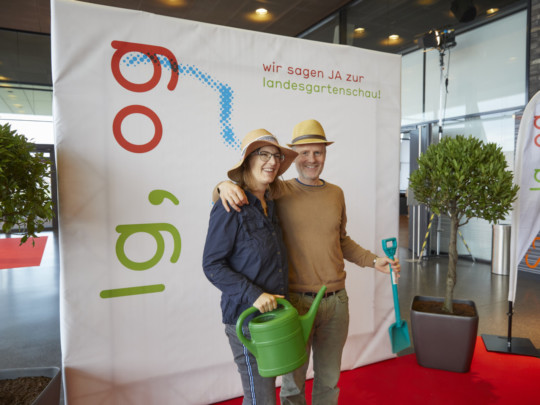 Zahlreiche Personen sagen mit ihrem Foto JA zur Landesgartenschaubewerbung. Foto: Michael Bode Fotoaktion zur Landesgartenschaubewerbung Offenburgs