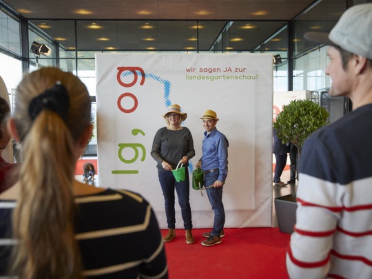 Zahlreiche Personen sagen mit ihrem Foto JA zur Landesgartenschaubewerbung. Foto: Michael Bode Fotoaktion zur Landesgartenschaubewerbung Offenburgs