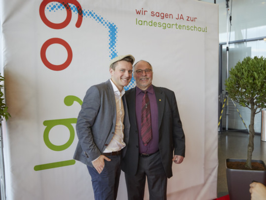 Willi Wunsch (Ortsvorsteher Zell-Weierbach, r.) unterstützt die Landesgartenschaubewerbung. Foto: Michael Bode Fotoaktion zur Landesgartenschaubewerbung Offenburgs