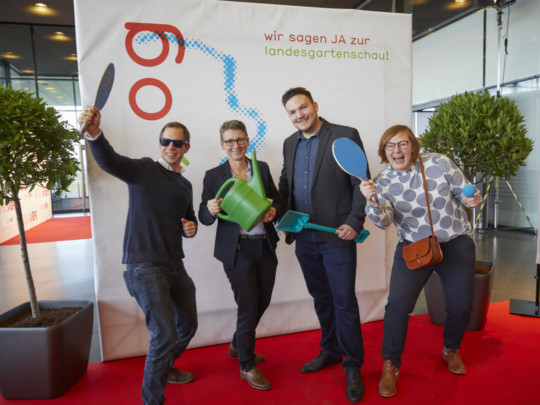 Voller Vorfreude auf die Landesgartenschau zeigen sich Markus Wolber (SFZ Albersbösch), Simone Krippl (SFZ Stegermatt), Patrick Rotter(SFZ Oststadt) und Simone Müller (SFZ Am Mühlbach). Foto: Michael Bode Fotoaktion zur Landesgartenschaubewerbung Offenburgs