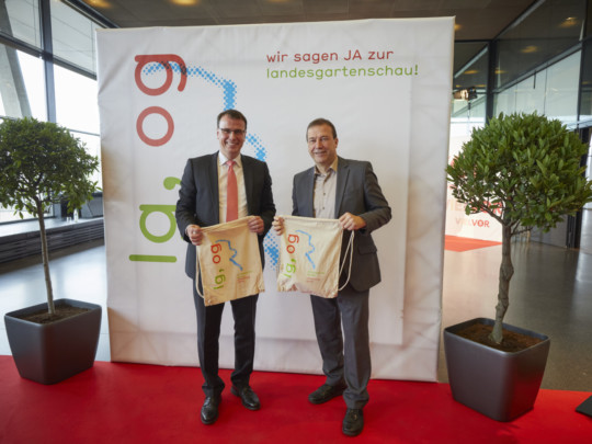Staatssekretär Volker Schebesta und Landtagsabgeordneter Thomas Marwein sagen JA zur Landesgartenschaubewerbung Offenburgs. Foto: Michael Bode Fotoaktion zur Landesgartenschaubewerbung Offenburgs