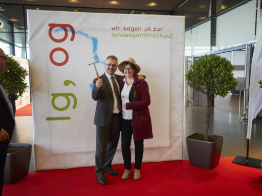 Auch Kulturchefin Carmen Lötsch freut sich gemeinsam mit Christoph Lötsch (Städtische Pressestelle) auf eine Landesgartenschau. Foto: Michael Bode Fotoaktion zur Landesgartenschaubewerbung Offenburgs