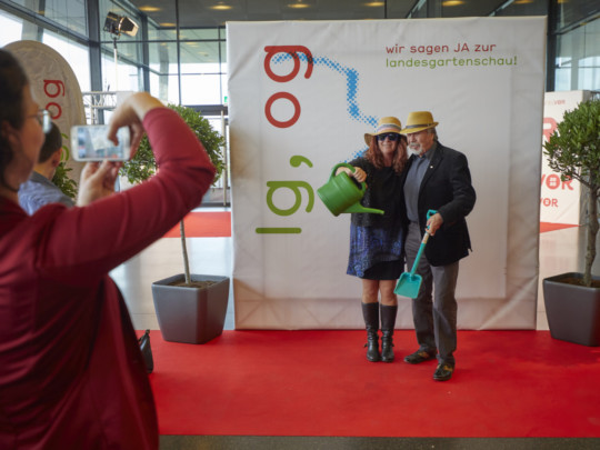 Zahlreiche Personen sagen mit ihrem Foto JA zur Landesgartenschau. Foto: Michael Bode Fotoaktion zur Landesgartenschaubewerbung Offenburgs