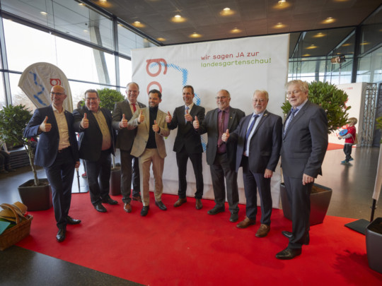Thomas Bauknecht (Stadtrat FDP, 4.v.r.) unterstützt gemeinsam mit der CDU-Fraktion die Landesgartenschaubewerbung. Foto: Michael Bode Fotoaktion zur Landesgartenschaubewerbung Offenburgs