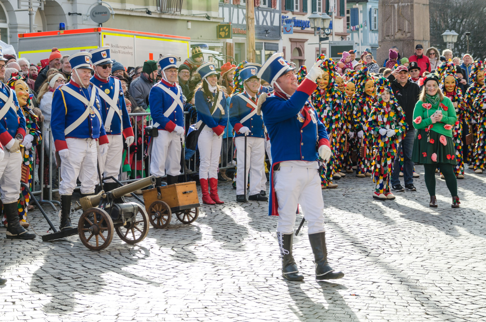 Die Ranzengarde der Althistorischen Narrenzunft macht sich bereit für den traditionellen Rathaussturm. Foto: Stadt Offenburg