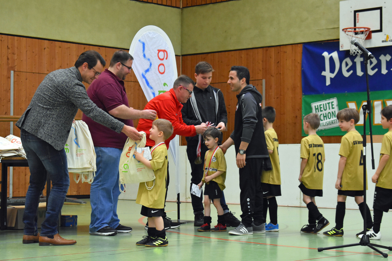 Neben den Medaillen und einer kleinen Süßigkeit erhielten die Kinder auch LG OG-Beutel von Oberbürgermeister Marco Steffens. Foto: Dennis Suhm