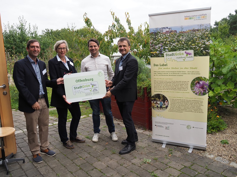 Robert Spreter, Geschäftsführer Bündnis „Kommunen für biologische Vielfalt“ (l.) und Uwe Messer, Projektleiter „StadtGrün naturnah“ (r) mit Philip Denkinger und Stefanie Birk. Foto: Kommbio