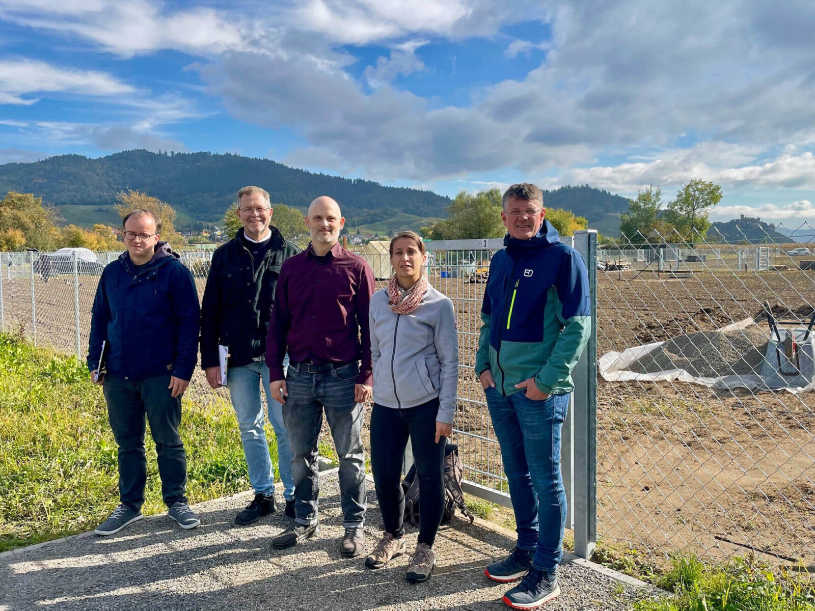 Fabian Sester, Thomas Binkert, Stephan Färber, Linda Schneider und Bürgermeister Oliver Martini vor der neu eingerichteten Gartenanlage Grien entlang der verlängerten Wilhelmstraße.